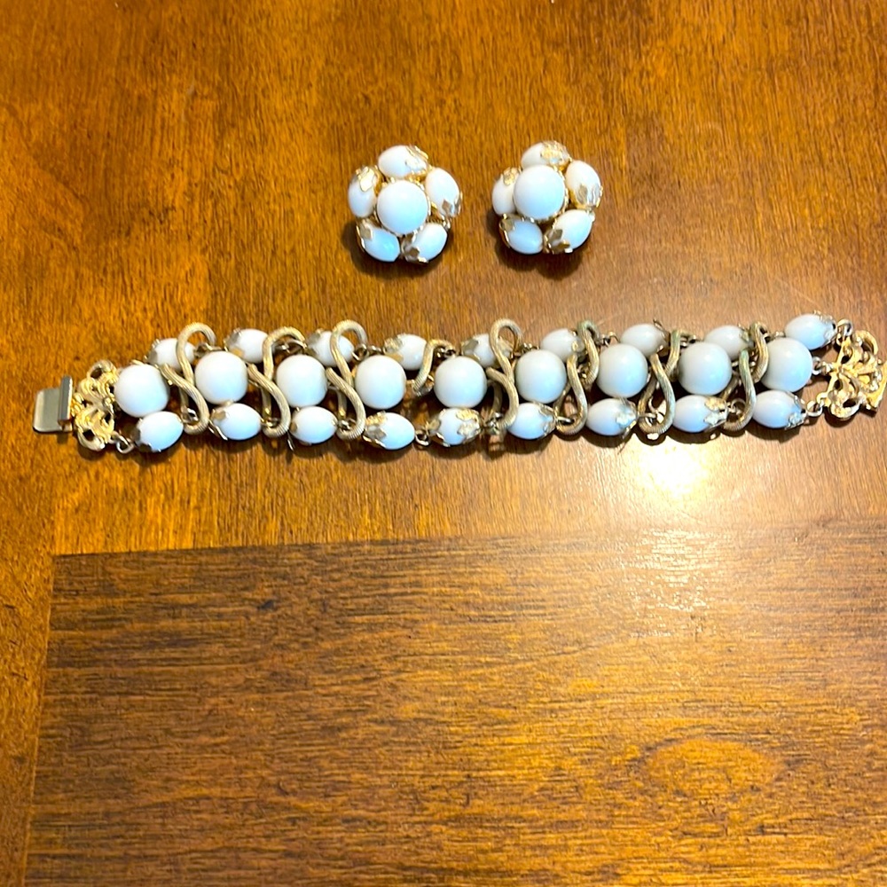 VINTAGE 1960’s WHITE BEADED BRACELET & MATCHING EARRINGS